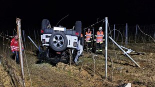 Der Geländewagen landete im Weingarten am Dach.