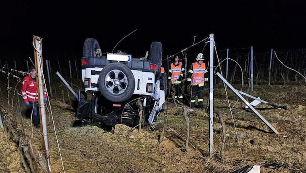 Der Geländewagen landete im Weingarten am Dach. (Bild: FF Rust)