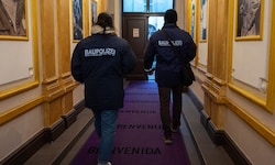 Während die ahnungslosen Gäste der versteckten „Residenz“ noch schlafen, sammelt das „Referat ...