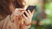 Die Zeitung wird am Handy gelesen, die Abendnachrichten werden darauf gestreamt: Das ...