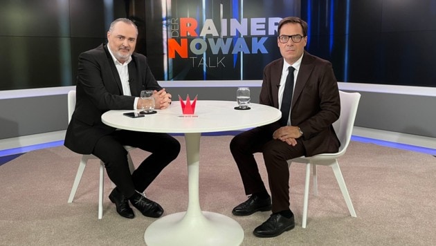 Hans Peter Doskozil war zu Gast bei Rainer Nowak auf krone.tv. Der mächtige Burgenländer will die Regierung an ihren Taten messen. Er ist jedoch skeptisch. (Bild: krone.tv)