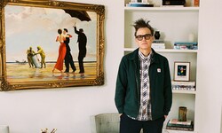 Mark Hoppus, Sänger und Songwriter der Pop-Punk-Band blink-182, mit dem Gemälde „Crude Oil“, das ...