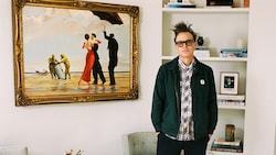 Mark Hoppus, Sänger und Songwriter der Pop-Punk-Band blink-182, mit dem Gemälde „Crude Oil“, das ...