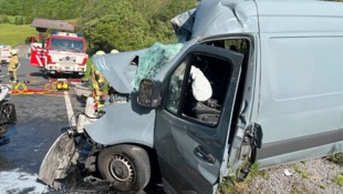 Der Zusammenstoß verursachte massive Zerstörungen an beiden Fahrzeugen.