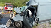Der Zusammenstoß verursachte massive Zerstörungen an beiden Fahrzeugen.