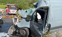 Der Zusammenstoß verursachte massive Zerstörungen an beiden Fahrzeugen.