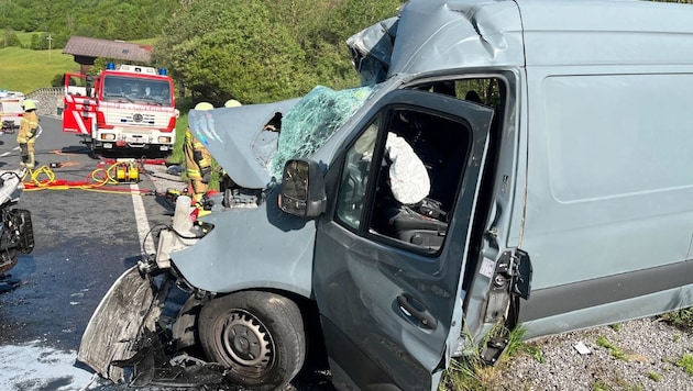 Der Zusammenstoß verursachte massive Zerstörungen an beiden Fahrzeugen. (Bild: FF Radstadt)