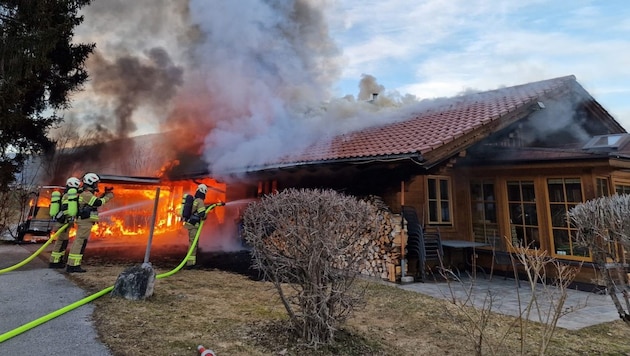 Das Haus stand in Vollbrand. (Bild: FF Altenmarkt)