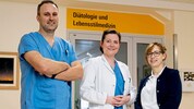 Prmarius Jürgen Harreither mit seinen Oberärztinnen Julia Aufhammer (Mitte) und Michaela ...