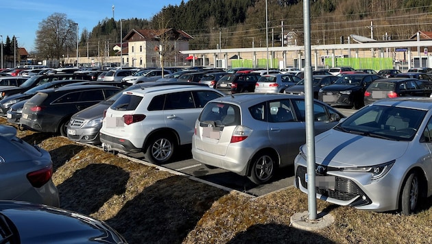 Mittwoch, 9 Uhr Vormittag: Die 296 Parkplätze am Neumarkter Bahnhof sind trotz Zufahrtssystem voll. (Bild: Roittner Felix)