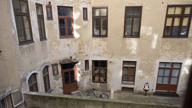 Inner courtyard: The Wilhelminian-style building at Harmoniegasse 10 is increasingly falling into disrepair. (Bild: Urbantschitsch Mario)