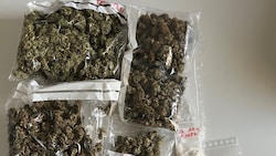 Die Verdächtigen sollen Drogen wie Cannabiskraut verscherbelt haben (Symbolbild)