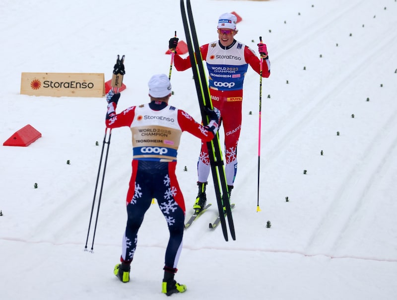 Johannes Hösflot Kläbo (re.) und Erik Valnes jubeln.  (Bild: Tröster Andreas)