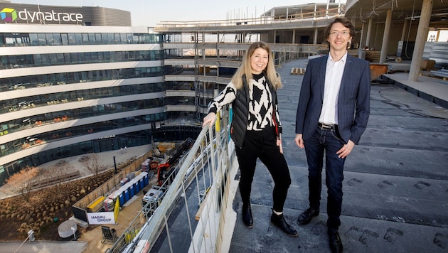 Veronika Leibetseder,  Global Vice President Workplace Experience bei Dynatrace, und Neunteufel-Geschäftsführer Peter Riegler beim Baustellenrundgang (Bild: HERMANN WAKOLBINGER)