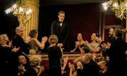 Bejubelt für sein virtuoses Genie: Maurice Ravel, gespielt von Raphaël Personnaz. 