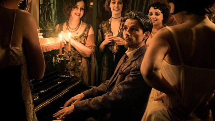 Zwei Frauen werden Maurice (Raphaël Personnaz) bei der Entstehung des „Bolero“ genannten ...
