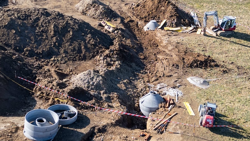 Die Künette (rechts) in Gampern wurde wieder zugeschüttet. (Bild: Horst Einöder/Flashpictures)