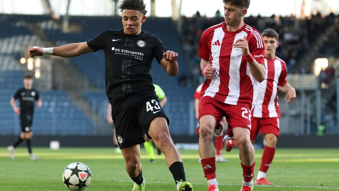 Jacob Hödl (left) put in a strong performance against Olympiakos Piraeus.