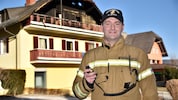 Kommandant Markus Pfeifenberger ist stolz auf seine Mannen. Trotz des Brandes bleibt das Haus ...