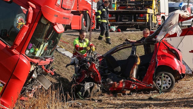 Christoph (29) starb im Wrack des roten Hyundai, kaum zwei Jahre zuvor war an fast der selben Stelle bei Niederneukirchen seine Schwester Katharina (25) ums Leben gekommen. Auch ihr Wagen war mit einem Lkw frontal kollidiert. (Bild: Matthias Lauber/laumat.at)