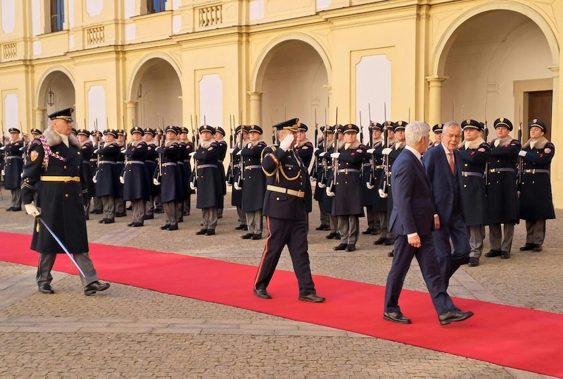 Empfang im Schloss Austerlitz von Bundespräsident Alexander Van der Bellen durch Tschechiens Staatschef Petr Pavel (Bild: ALEXANDRA DEMCISIN)