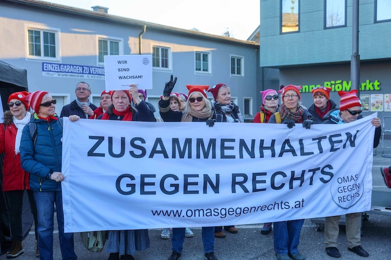 Vor dem Haus wurde demonstriert. Die Omas gegen Rechts fanden auch in den Reden drinnen Erwähnung. (Bild: Pressefoto Scharinger/Daniel Scharinger)