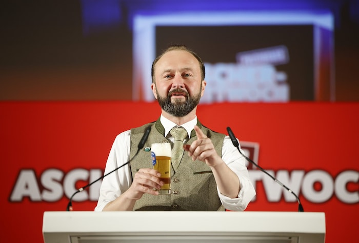 Max Lercher with fire on stage (but the wrong beer)