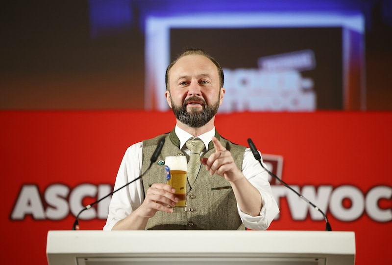 Max Lercher mit Feuer auf der Bühne (aber dem falschen Bier)  (Bild: ERWIN SCHERIAU)