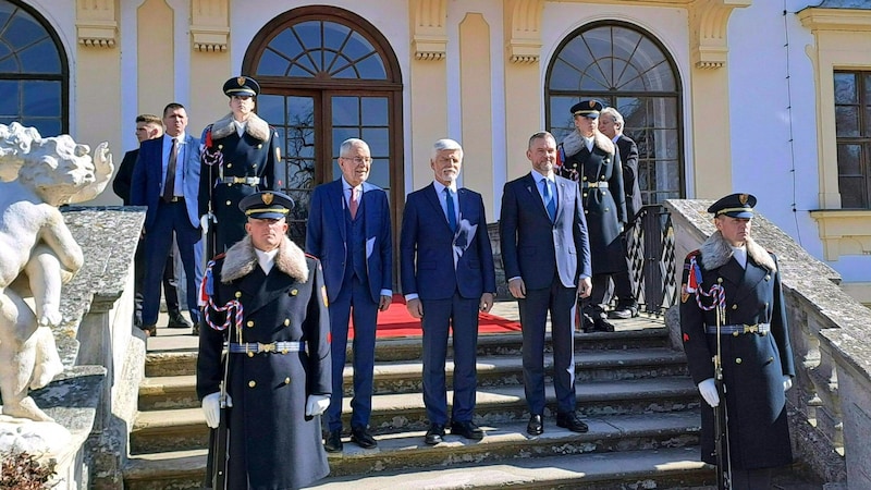 Die drei Präsidenten bei ihrem Treffen in Südmähren am Mittwoch (Bild: APA/ALEXANDRA DEMCISIN)