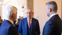 Von links: Tschechiens Präsident Petr Pavel, Alexander Van der Bellen und der slowakische Präsident Peter Pellegrini (Bild: APA/HBF/Peter Lechner)