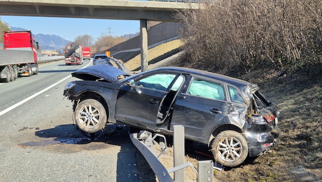 Das Fahrzeug wurde nach dem Überschlag auf die Leitschiene katapultiert.  (Bild: ZOOM Tirol)