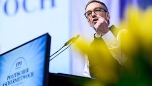 Für eine „Volkskanzlerschaft“ und naturgemäß gegen die neue Regierung: FPÖ-Chef Herbert Kickl polterte beim Politischen Aschermittwoch in Ried. (Bild: EPA/MAX SLOVENCIK)