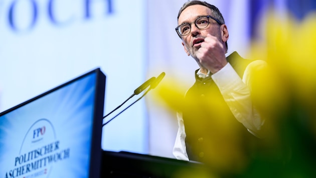 For a "people's chancellorship" and naturally against the new government: FPÖ leader Herbert Kickl ranted at the Political Ash Wednesday in Ried. (Bild: EPA/MAX SLOVENCIK)