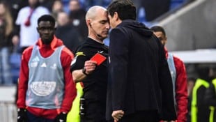 Lyon-Trainer Paulo Fonseca geigte Schiedsrichter Benoit Millot die Meinung. Dafür gab‘s neun Monate Sperre. (Bild: AFP/JEFF PACHOUD)