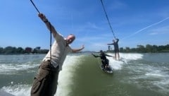 Am Brett, das die Welt bedeutet: Stefan Koubek beim Wakesurfen, mit Freund Flo Dungl hinter ihm. (Bild: zVg)