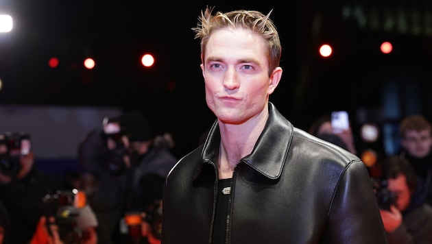 Robert Pattinson fears he will soon be "too old" to play Batman again. (Bild: EPA/CHRISTOPHER NEUNDORF)