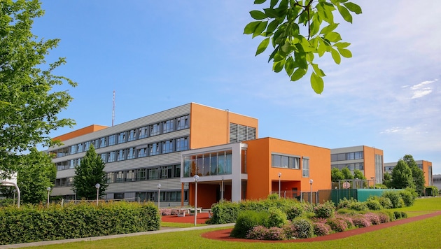 Die schwer verletzte Pensionistin wurde ins Klinikum Vöcklabruck gebracht