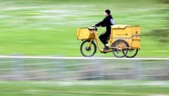 Die Deutsche Post streicht noch heuer 8000 Stellen. (Bild: AFP/Kirill KUDRYAVTSEV)