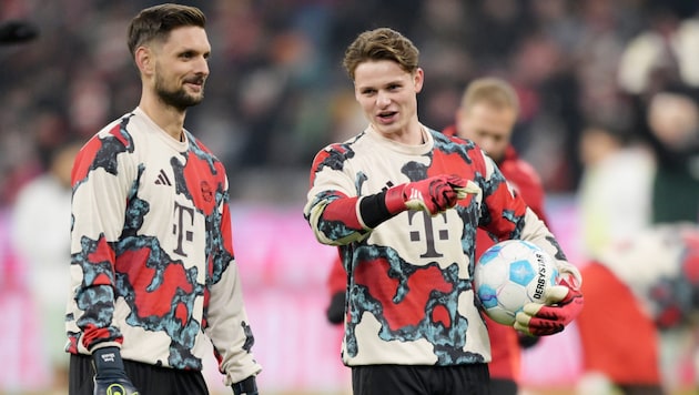 Sven Ulreich (links) musste nach der Einwechslung von Jonas Urbig (rechts) plötzlich doch auf die Bank! (Bild: GEPA)