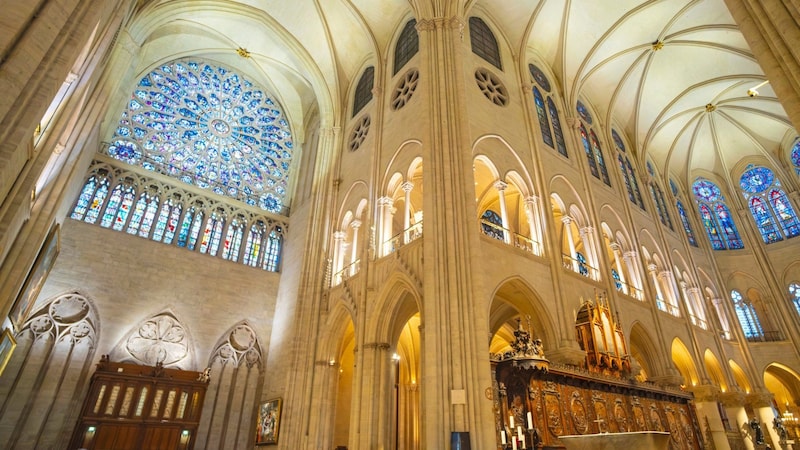 Durch die aufwändig gereinigten historischen Fenster und den wieder ganz hellen Kalkstein ist jetzt jedes Detail der gotischen Kathedrale wunderschön zu sehen. (Bild: GARDEL Bertrand /hemis/laif)