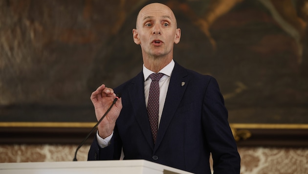 Vom Forstdirektor zum Landesrat: Willibald Ehrenhöfer wurde am Donnerstag im steirischen Landtag angelobt. (Bild: ERWIN SCHERIAU)