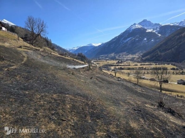 Eine steile Wiese ging in Flammen auf.