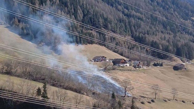 Eine Wiese fing Feuer und ging in Flammen auf (Bild: FF Matrei)