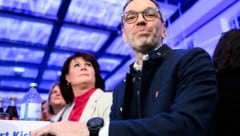 FPÖ-Chef Herbert Kickl bezeichnete sich in einer Aschermittwochsrede als „Noch-nicht-Kanzler“. (Bild: EPA/MAX SLOVENCIK)