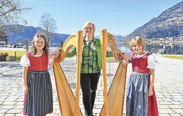 They did it! Cäcilia & Leonie with their teacher Renate Altmann: "I'm shaking with every ...
