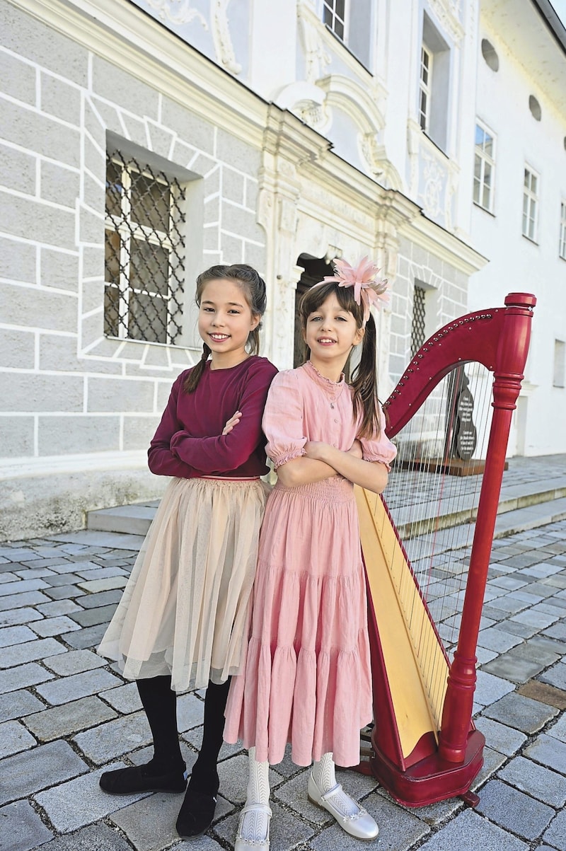 Das erste mal bei plm auf der Bühne: das Harfenduo Maja (11) und Sara Lee (10). (Bild: Evelyn Hronek)