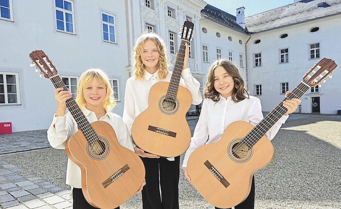 "tre piccole pettegole"; the trio won 1st prize. The guitars have names, including "Wilde ...