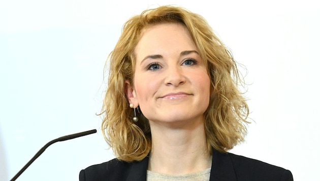 Women's Minister Eva-Maria Holzleitner (SPÖ) has already distanced herself from her predecessor Susanne Raab (ÖVP). (Bild: APA/Helmut Fohringer)