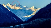 Etwa 150 Meter unter dem Gipfel des Zuckerhütls (roter Kreis) wurde die Frauenleiche am Montag ...