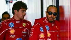 Charles Leclerc (links) hat sich über seinen neuen Teamkollegen Lewis Hamilton geäußert.  (Bild: AFP/APA/Giuseppe CACACE)